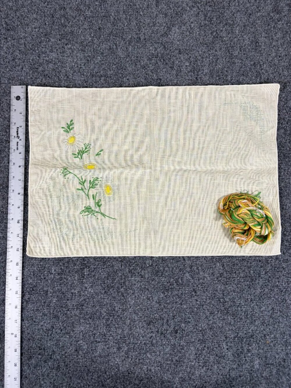 Bucilla Needlecraft ‘Daisy Bouquet’ 8 pc Luncheon Set VTG, Out Of Print #48570 - Picture 4 of 5